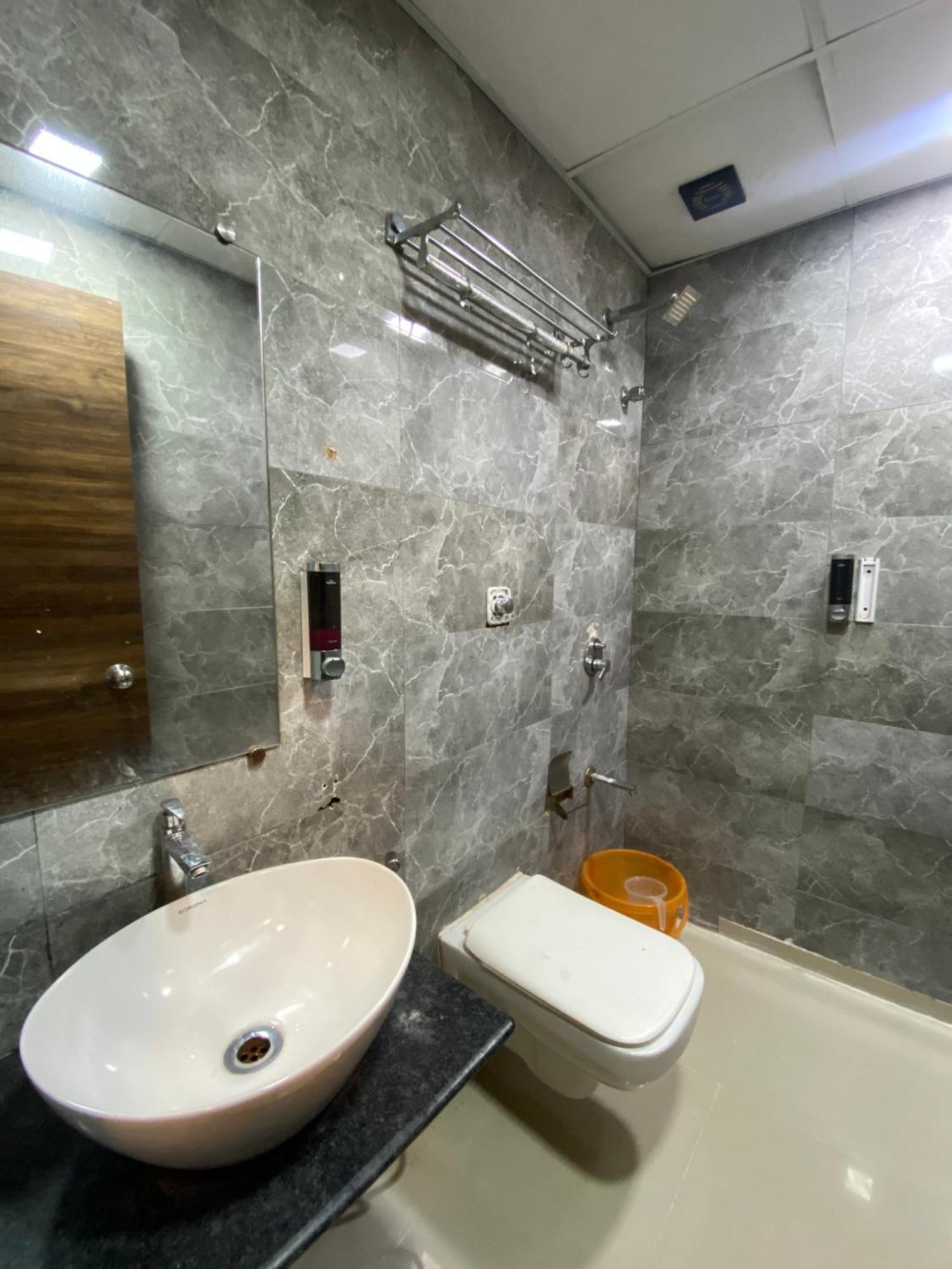 Hotel Blue Wellington - Near Mumbai Airport Exterior foto